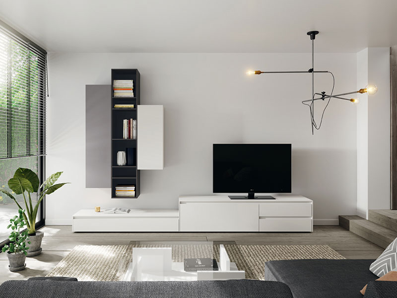 Photo d'un salon avec une composition murale modulable étagères verticales et meuble TV bas de la collection Soleil de chez Mobenia