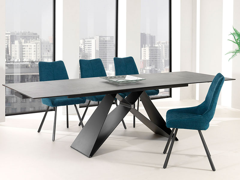 Photo d'une Table Eduard avec plateau céramique et système de rallonges, et de chaises Wish