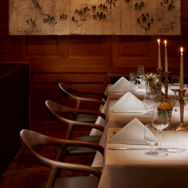 chaise neva artisan élégante avec sculpture lignes linéaires design sophistiqué confortable en noyer massif