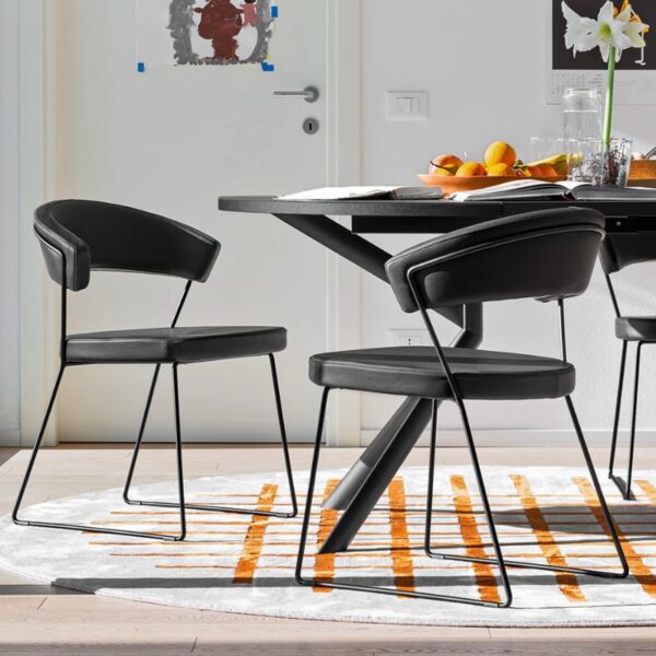 Chaise Los Angeles connubia produit en cuir aniline noir avec pied fin metal noir