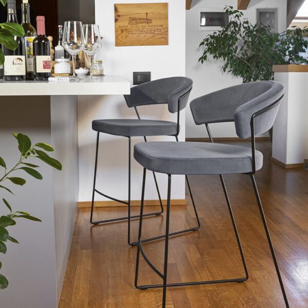 Tabouret Los Angeles ambiance en tissus gris avec pieds en luge métal noir simple