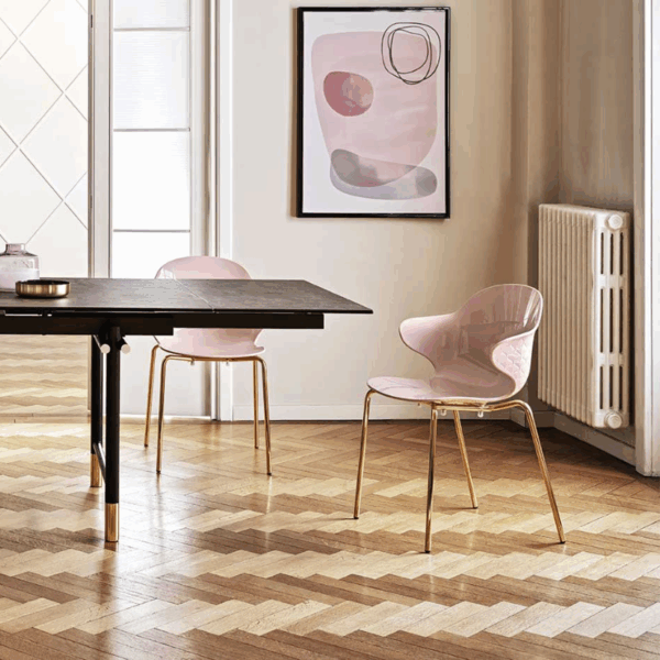 chaise saint topez en polycarbonate ultra résistant pieds métalliques fins aspect léger design contemporain accoudoirs