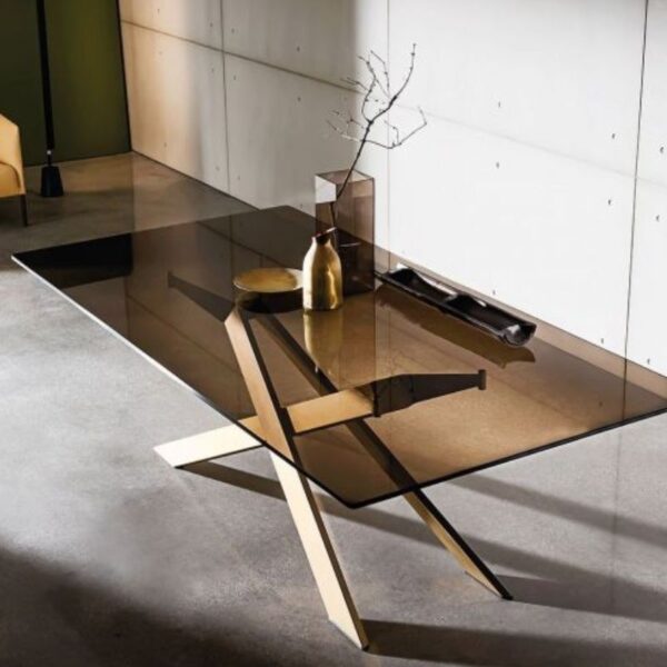 table x-land avec plateau en verre fumé résistant et pied doré design épuré et moderne